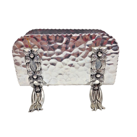 Vintage Hammered Aluminum Napkin Holder 1950’s Footed Scalloped & Flowers MCM - Picture 5 of 7